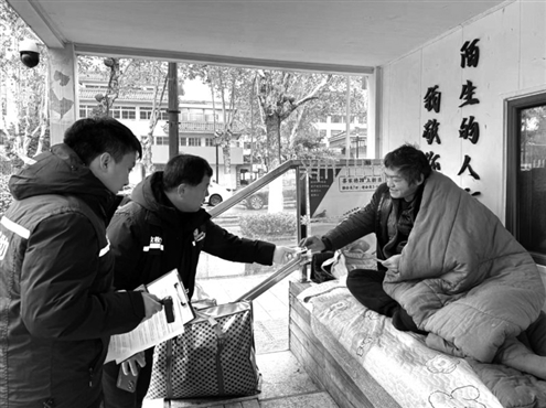 连日来,济南持续开展街面巡查,为流浪乞讨人员提供帮助